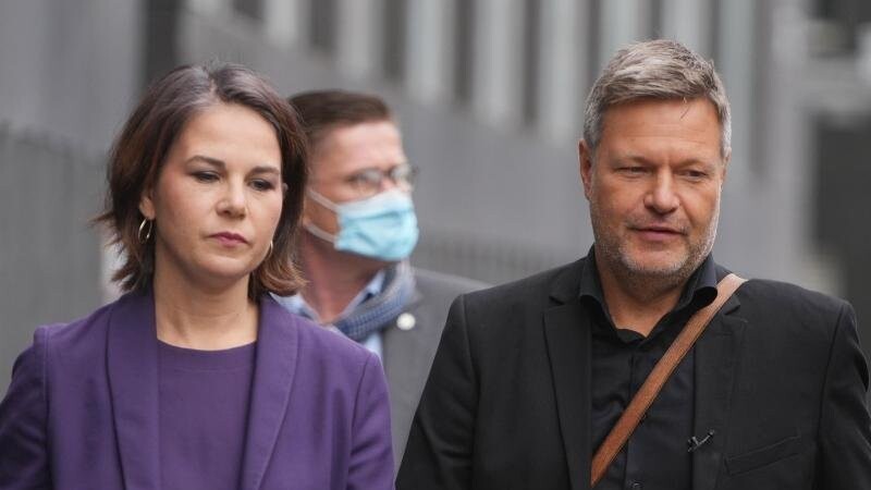 Grünen-Doppelspitze Annalena Baerbock und Robert Habeck einen Tag nach der Bundestagswahl. Ihre Partei erörtert nun den weiteren Kurs in den Beratungen über eine Regierungsbildung.