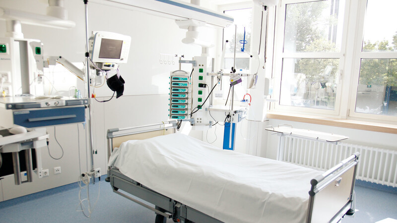 70 Corona-Patienten werden in den Krankenhäusern in der Region behandelt, 18 davon intensivmedizinisch betreut. Insgesamt sind nun bereits fünf Todesfälle in der Region Landshut bestätigt. Das war der Stand am Freitagvormittag.