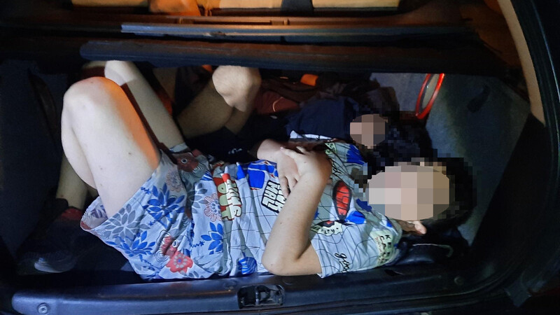 Im Kofferraum fanden die Bundespolizisten ein zwölf Jahre altes Kind und einen 14-Jährigen.