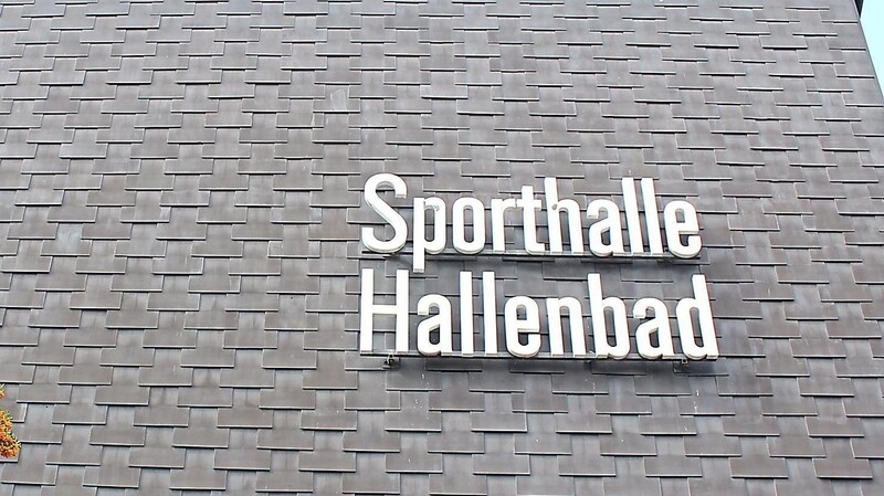 Im Eigentum des Landkreises: das Hallenbad in Viechtach  Fotos: Thomas Hobelsberger