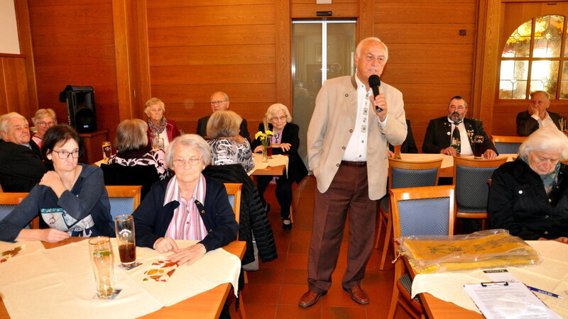 Zweiter Vorsitzender Hans Schindlbeck berichtete bei seinem Vortrag über die einstigen Vereinsaktivitäten.