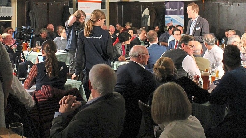 Bestens besucht: Das "Weißbräu" war beim OB-Wahl-Talk von Donau-Anzeiger und Niederbayern TV komplett gefüllt.