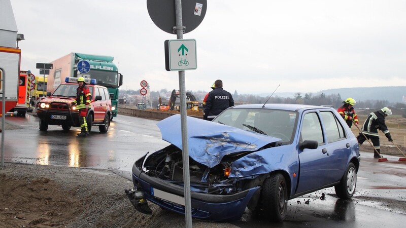 Der Ford hatte nach dem Zusammenstoß an der Einmündung der Kager Straße in die B 85 nur noch Schrottwert. Die Fahrerin wurde leicht verletzt.
