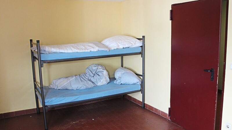 In der Notschlafstelle der Stadt Viechtach. Das Bett ist noch nicht gemacht, der letzte Bewohner ist erst vor Kurzem weitergezogen.  Fotos: