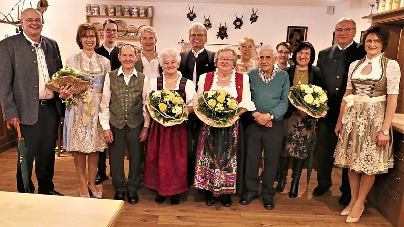 Festmütter mit Gatten (Mitte), daneben die Schirmherren mit Gattinnen sowie Vorsitzenden, Prologsprecher und Susanne Deutschländer.