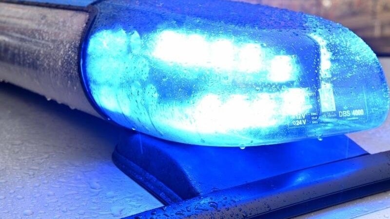 Ein Streifenwagen der Polizei mit eingeschaltetem Blaulicht.