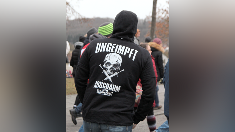 Kritiker der Corona-Maßnahmen und Gegendemonstranten haben am Samstag in Regensburg protestiert.