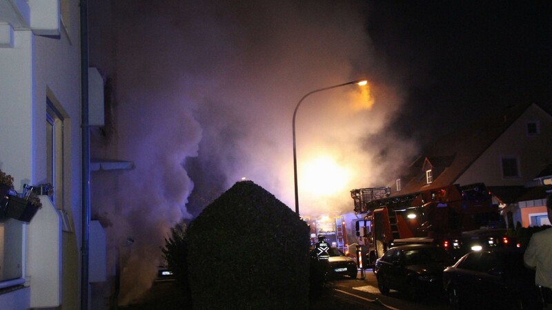 Feuerwehreinsatz früh am Morgen am Mittwoch in Neutraubling: Dort brannte es in einem Mehrfamilienhaus in der Oder-Neiße-Straße.