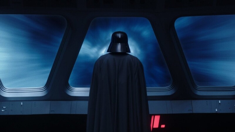 Darth Vader (Hayden Christensen) blickt von der Brücke seines Schiffs in den Hyperspace. Sein Ziel: Obi-Wan Kenobi.