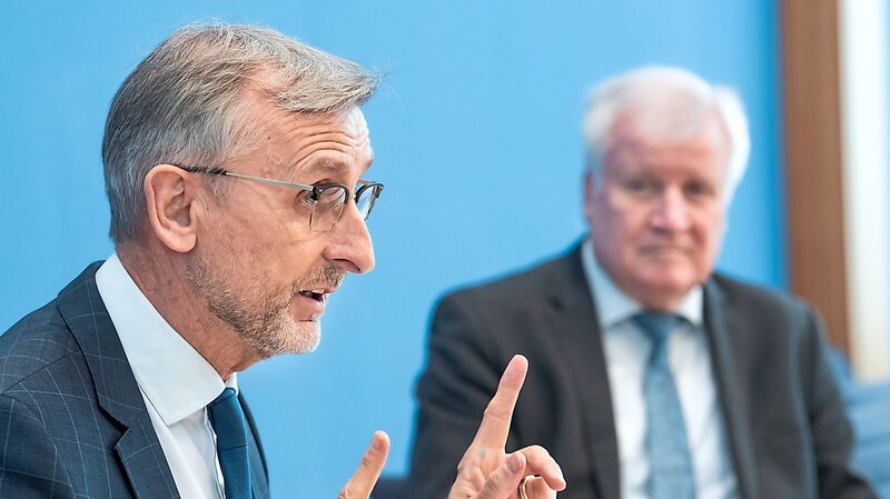 BBK-Präsident (l.) Armin Schuster verspricht bei einem Treffen mit Innenminister Horst Seehofer, dass die aktuelle Pandemie "völlig anders ablaufen würde", wenn man das Amt nur machen lassen würde.