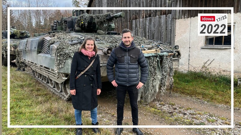 Susi und Christoph neben dem Schützenpanzer Puma am Truppenübungsplatz bei Oberviechtach, in dem die beiden für die idowa-Bucket