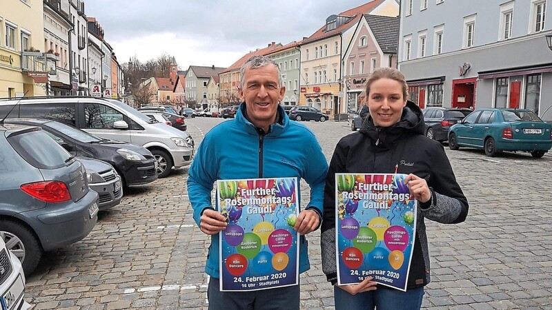 Uwe Neumann von der Tourist-Info und Anna Igl organisieren heuer zusammen die Rosenmontagsgaudi auf dem Stadtplatz. Am Dienstagvormittag präsentierten sie das Programm und die neuen Plakate.