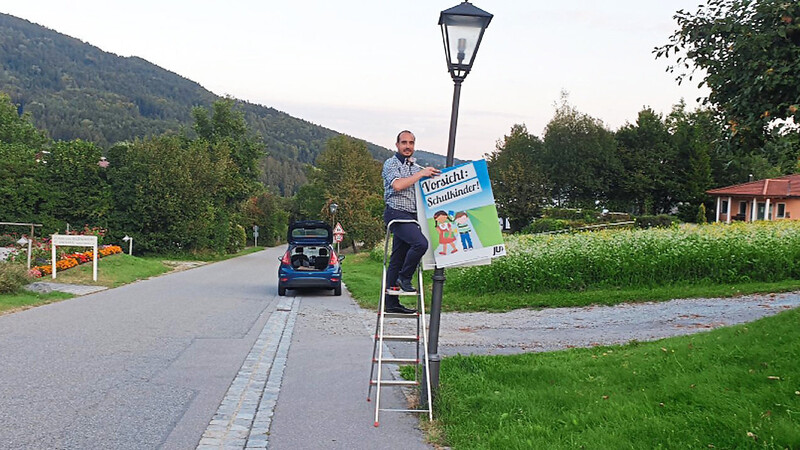 Stellvertretend für die gesamte Plakataktion hängt der Ortsvorsitzende Daniel Poiger in Stallwang eines der Plakate auf.  Fotos: Daniel Poiger
