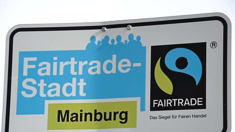 Diese Schilder an den Ortseingängen weisen Mainburg als Fairtrade-Stadt aus.