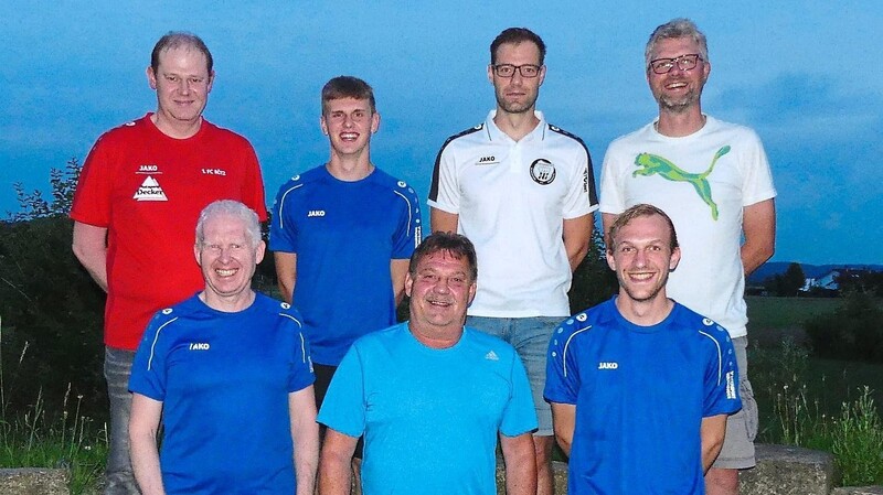 Die neue Vorstandschaft der JFG Schwarzachtal, vorne das Führungstrio Stefan Heimerl (SG Schönthal-Premeischl), Karl Mehltretter (1. FC Rötz), Günther Gruber (SV Bernried)