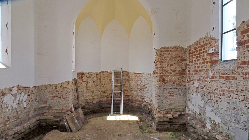 Außen fertiggestellt ist die Kapelle Seysdorf, die kleine Grünanlage angelegt. Die Freiwilligen haben ganze Arbeit geleistet. Noch viel zu tun gibt es im Innern der Kapelle.