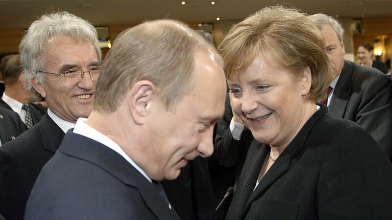 Bundeskanzlerin Angela Merkel begrüßt im Jahr 2007 Präsident Wladimir Putin (M.) auf der 43. Konferenz für Sicherheitspolitik in München, deren Vorsitz damals Horst Teltschik (l.) innehatte.