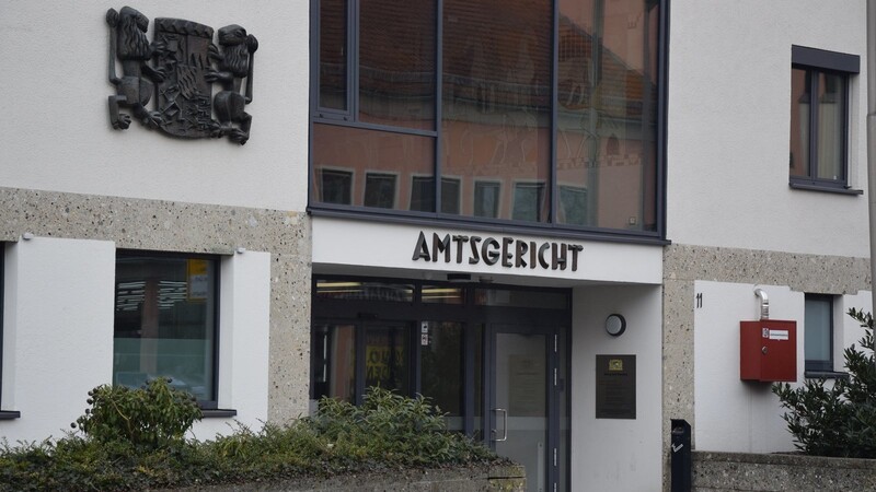 Wegen Gewalt im Amt mussten sich zwei Beamte der Justizvollzugsanstalt Straubing vor dem Amtsgericht Regensburg verantworten. Am Ende kam die Richterin nicht drum herum, die Männer freizusprechen.