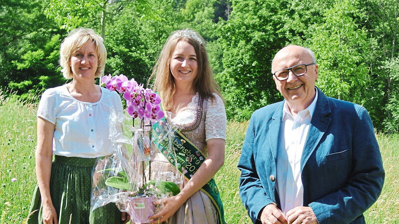 Landrat Martin Neumeyer empfing die Abensberger Spargelkönigin Anna Holzer zusammen mit Petra Högl (links).