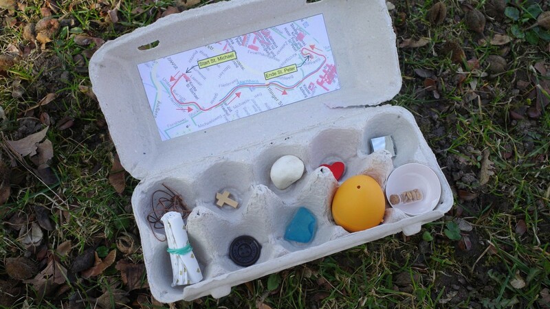 Die Mitmachbox, mit der Kinder den Kreuzweg "interaktiv entdecken können" ist praktisch in einem Eierkarton umgesetzt.