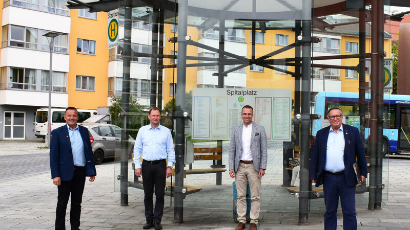 Erste Gespräche: Bürgermeister Gerald Rost, Josef Maidl (Stadtwerke), die Bürgermeister Armin Grassinger und Günter Schuster (v.l.)  Foto: Stadt Dingolfing