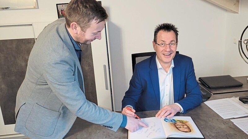 Am Donnerstag durfte Stars4Kids-Geschäftsführer Martin Schäfer (rechts) sich ins Goldene Buch eintragen und von Bürgermeister Franz Kopp eine Spende von 1.000 Euro entgegennehmen.