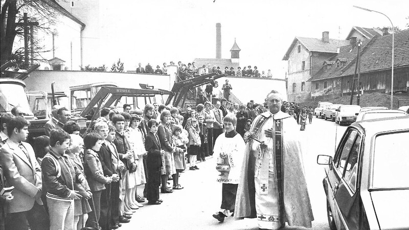 Der verstorbene Pfarrer Gregor Zitzmann wirkte zwei Jahre lang, von 1975 bis 77, in der Pfarrei Moosham; hier bei einer Fahrzeugsegnung in Moosham.