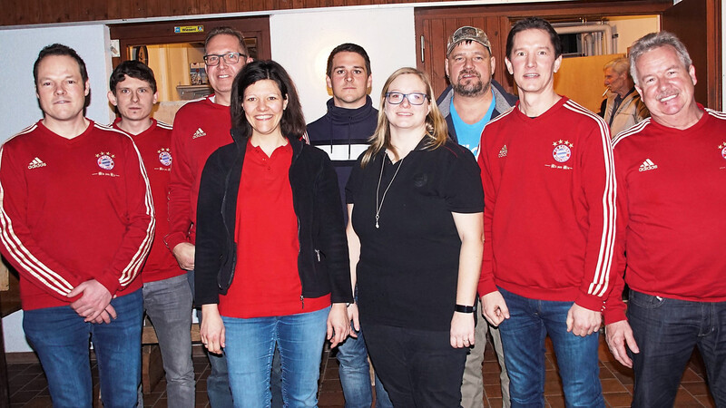 Die neue Vorstandschaft des Bayern-Fanclubs. Christian Schmid (2. von rechts) verteidigte den Führungsposten gegen Peter Baumann (5. von rechts).