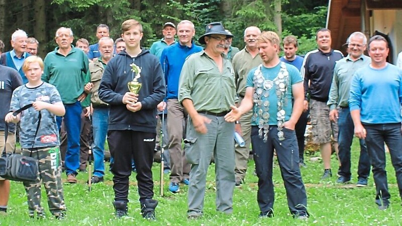 Die Teilnehmer des Hege- und Königsfischens des Fischereivereins.