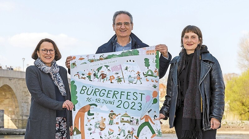 OB Gertrud Maltz-Schwarzfischer (v.l.), Kulturreferent Wolfgang Dersch und Künstlerin Marie Dörfler präsentierten das Plakat-Motiv für das diesjährige Bürgerfest in Regensburg.