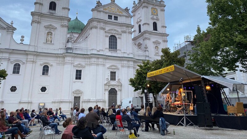 Platz wäre ja genug da, aber mehr als 100 Zuschauer waren nicht erlaubt, als Hannes Ringlstetter am Dienstag auf dem Passauer Domplatz im Rahmen von Till Hofmanns "Eulenspiegel Flying Circus Festival" auftrat. Das Festival dauert noch bis zum 6. Juli.