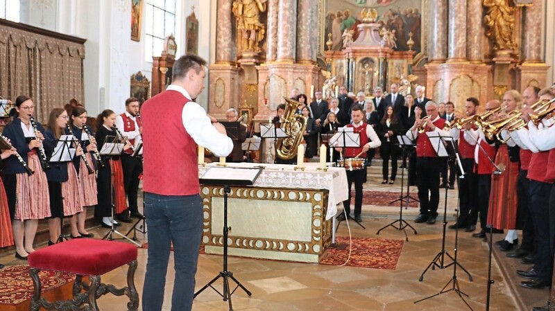 Die Stadtkapelle Wörth unter der Leitung von Georg Kulzer (vorne links), der Musikverein Undorf und der Kammerchor Nittendorf gestalteten den Gottesdienst musikalisch.