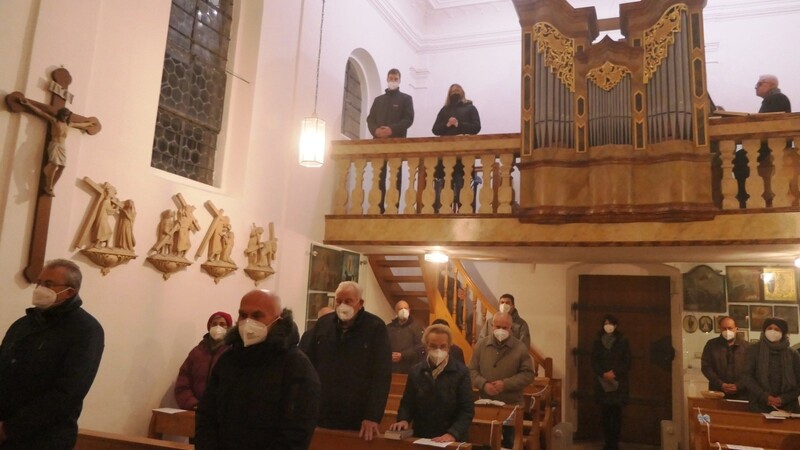 Landrat Josef Laumer und stellvertretender Bürgermeister Harry Bittner zählten zu den Kirchenbesuchern, als die historische Orgel am Patroziniumstag das erste Mal wieder erklang.