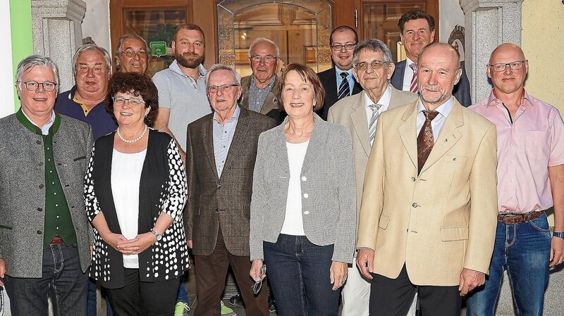 Die neu gewählte Vorstandschaft mit den Ehengästen Roman Fischer, stellvertretender Landrat und Osterhofens Bürgermeisterin Liane Sedlmeier.