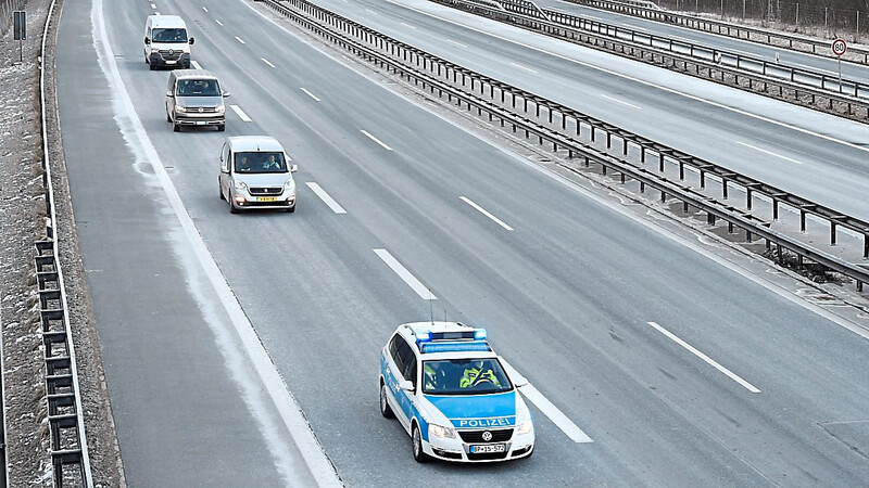 Tirol ist abgeriegelt: Die Bundespolizei begleitet zurückgewiesene Reisende auf der A 93 bei Kiefersfelden zur ersten Ausfahrt in Deutschland, damit sie umdrehen und wieder nach Österreich zurückfahren können.