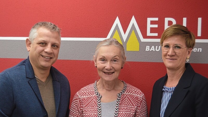 1000 Euro überreichten Elke und Mario Merli an den Verein "Ecuador - Licht und Schatten" und dessen Vorsitzende Sissi Pöschl (Mitte).