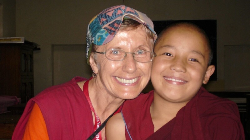 Dr. Eva Kuczewski-Anderson, die Gründerin und bisherige Leiterin des "Dakini Netzwerk e.V.", mit einem tibetischen Patenkind.