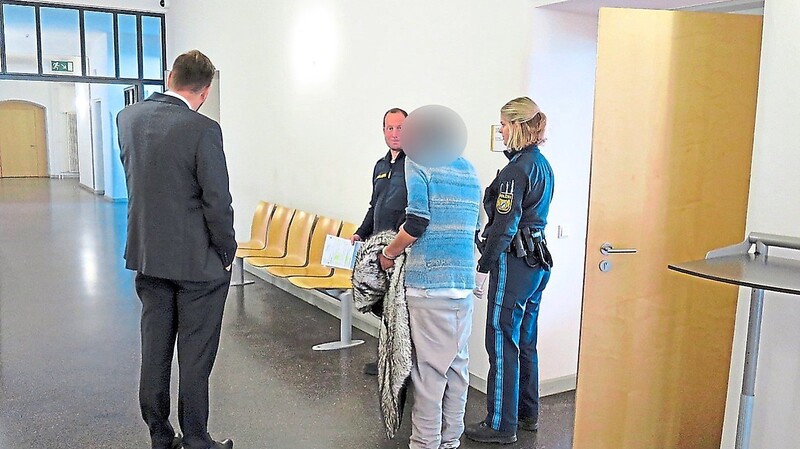 Rechtsanwalt Julian Wunderlich (l.) bespricht sich mit seiner Mandantin vor dem Saal.