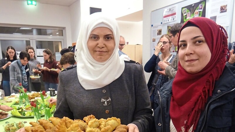 Die Syrerinnen Zainab und Israa hatten leckere Fleischbällchen im Teigmantel und süße Köstlichkeiten zubereitet.