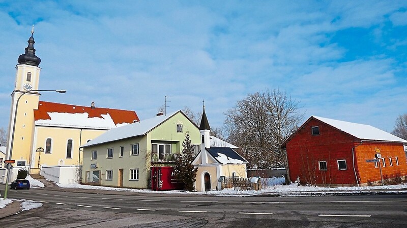Das Geschäftshaus und die Garage der ehemaligen Metzgerei Schönhuber werden zum Jahresende aus der Dorfmitte verschwinden. Die Wieskapelle bleibt erhalten.