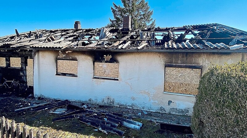 Einen Tag nach dem Brand wird noch deutlicher, wie sehr das Feuer gewütet hat. Das Dach ist fast vollständig zerstört.