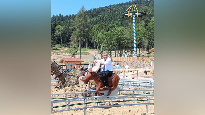 Nicht nur Kinder, sondern auch Landrat Josef Laumer (hier bei der Eröffnung im Jahr 2015) haben Spaß an den Attraktionen in Edelwies. Der Freizeitpark wurde von einem Bürgerentscheid befürwortet.