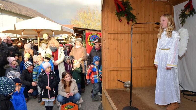 Erstmals gab es beim Echinger Weihnachtsmarkt ein Christkind. Das himmlische Kind eröffnete den Markt mit einem Prolog.