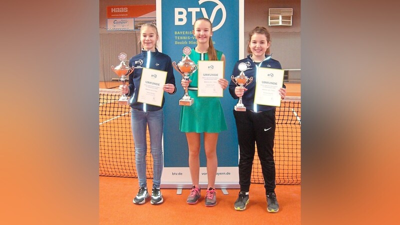 Erfolgreiche junge Tennisspielerinnen: (v. l.) Tamara Ritzinger, Hannah Brandl und Kristina Wagatha.
