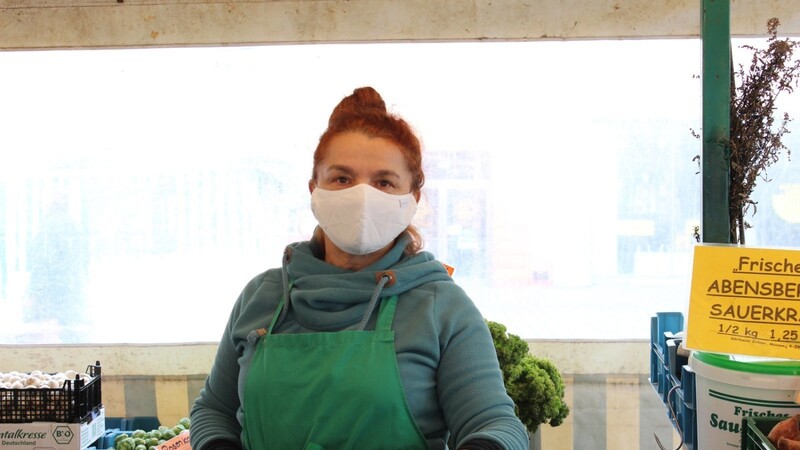Für viele ist die Arbeit im Freien bei Minusgraden unvorstellbar. "Mit der richtigen Kleidung lernt man mit der Kälte umzugehen", sagt Marktfrau Christine Kübelbeck.  Foto: Simona Cukerman