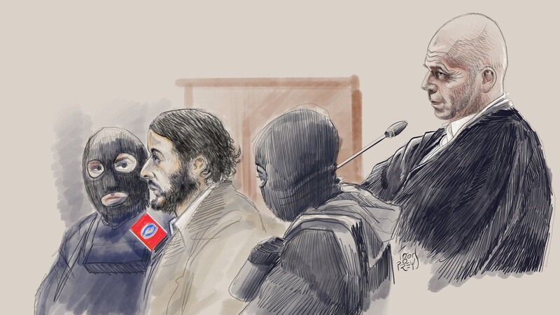 Die Gerichtszeichnung von 2018 zeigt Salah Abdeslam (2.v.l.). Der 28-jährige Franzose soll zur Terrorzelle gehören, die die schweren Anschläge in Paris im November 2015 und in Brüssel im März 2016 verübte.