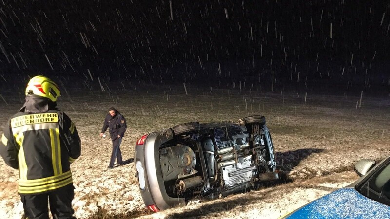 Das Auto schleuderte von der schneeglatten Fahrbahn und blieb auf der linken Seite im Graben liegen. Der 24-jährige Fahrer wurde verletzt.