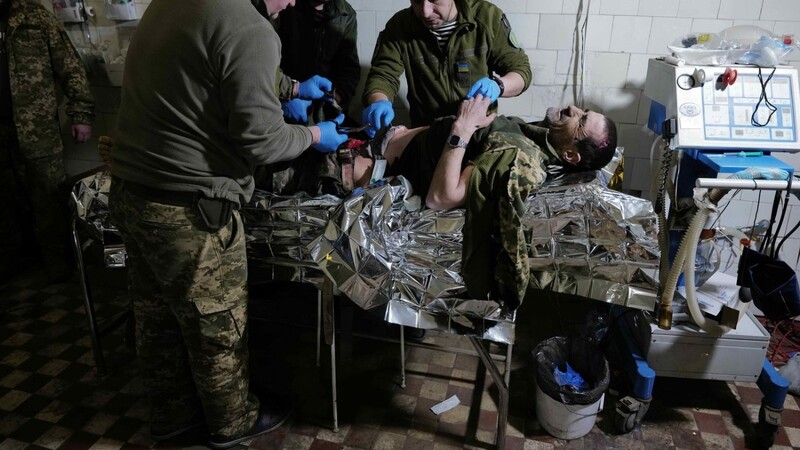 Ein Soldat ist durch mehrere Splitter verwundet. Ein Schrapnell steckt in seinem Bauchbereich. Die Mediziner versorgen ihn, bald wird das Morphium wirken.