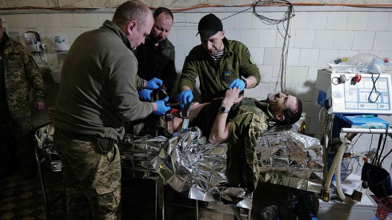 Ein Soldat ist durch mehrere Splitter verwundet. Ein Schrapnell steckt in seinem Bauchbereich. Die Mediziner versorgen ihn, bald wird das Morphium wirken.