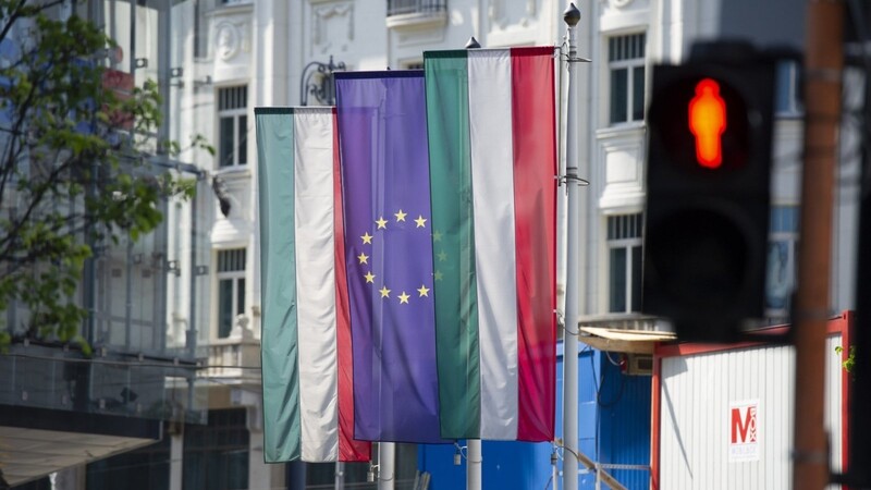 Wegen Korruption und anderer Verstöße gegen den Rechtsstaat in Ungarn hat die Europäische Kommission vorgeschlagen, dem Land Zahlungen in Höhe von rund 7,5 Milliarden Euro aus dem EU-Haushalt zu kürzen.